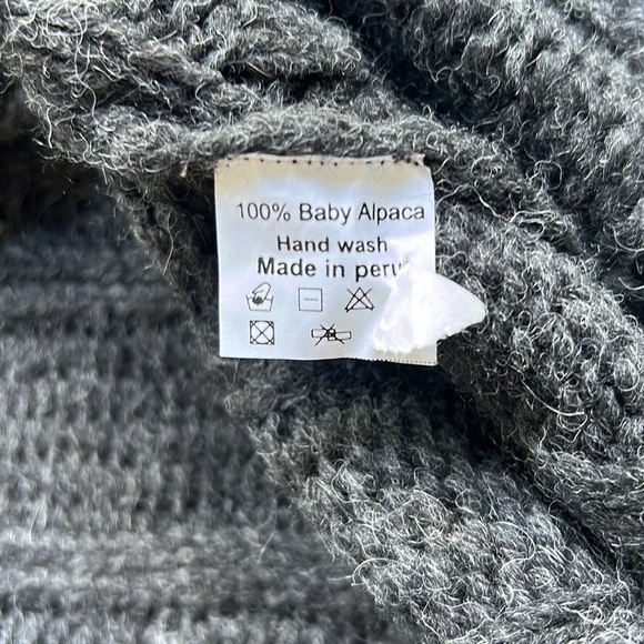 Simply Natural Designs poncho/cape. Dark gray knit, 100% baby alpaca. Beautiful! - Picture 6 of 6
